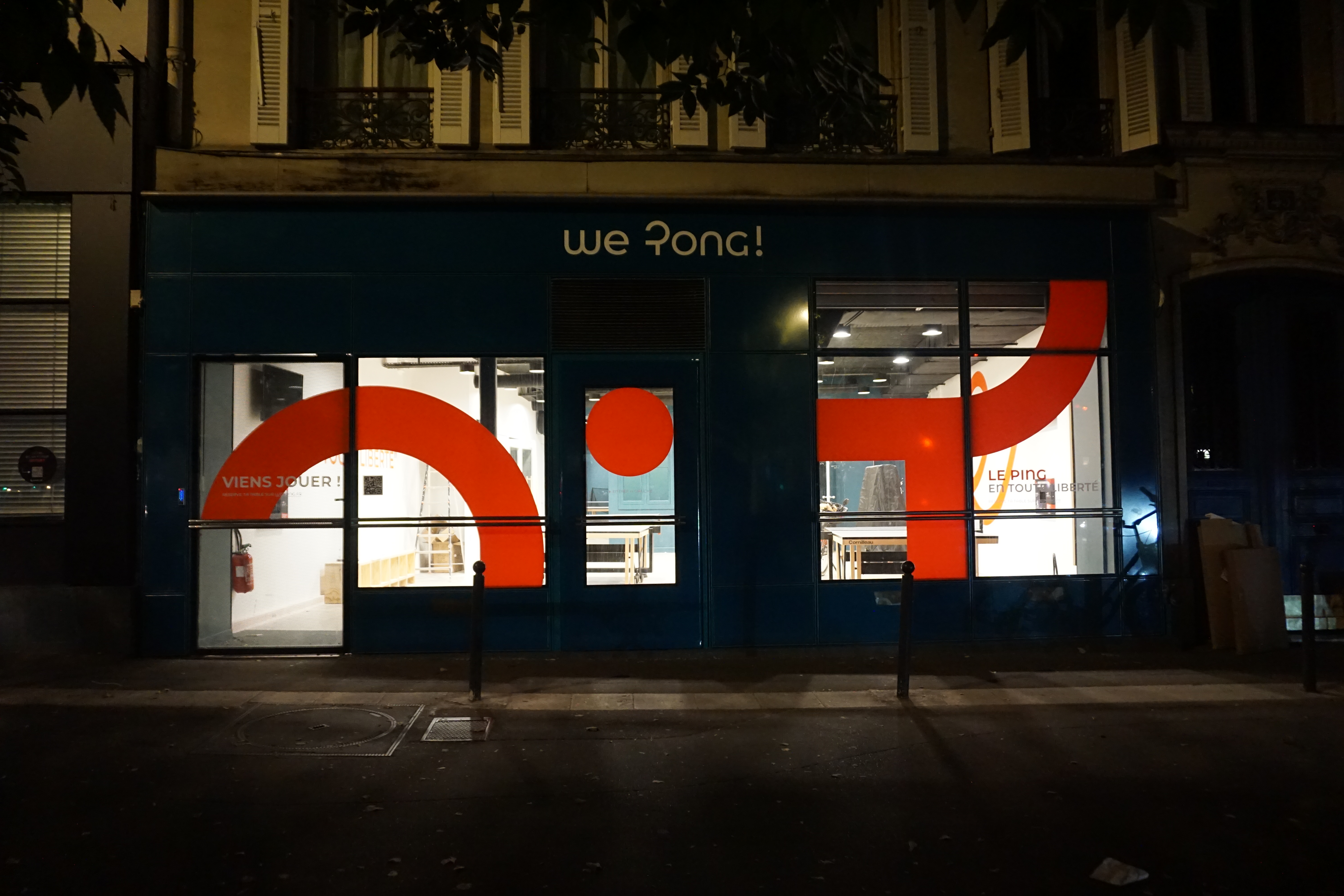 Deux personnes jouant au ping-pong